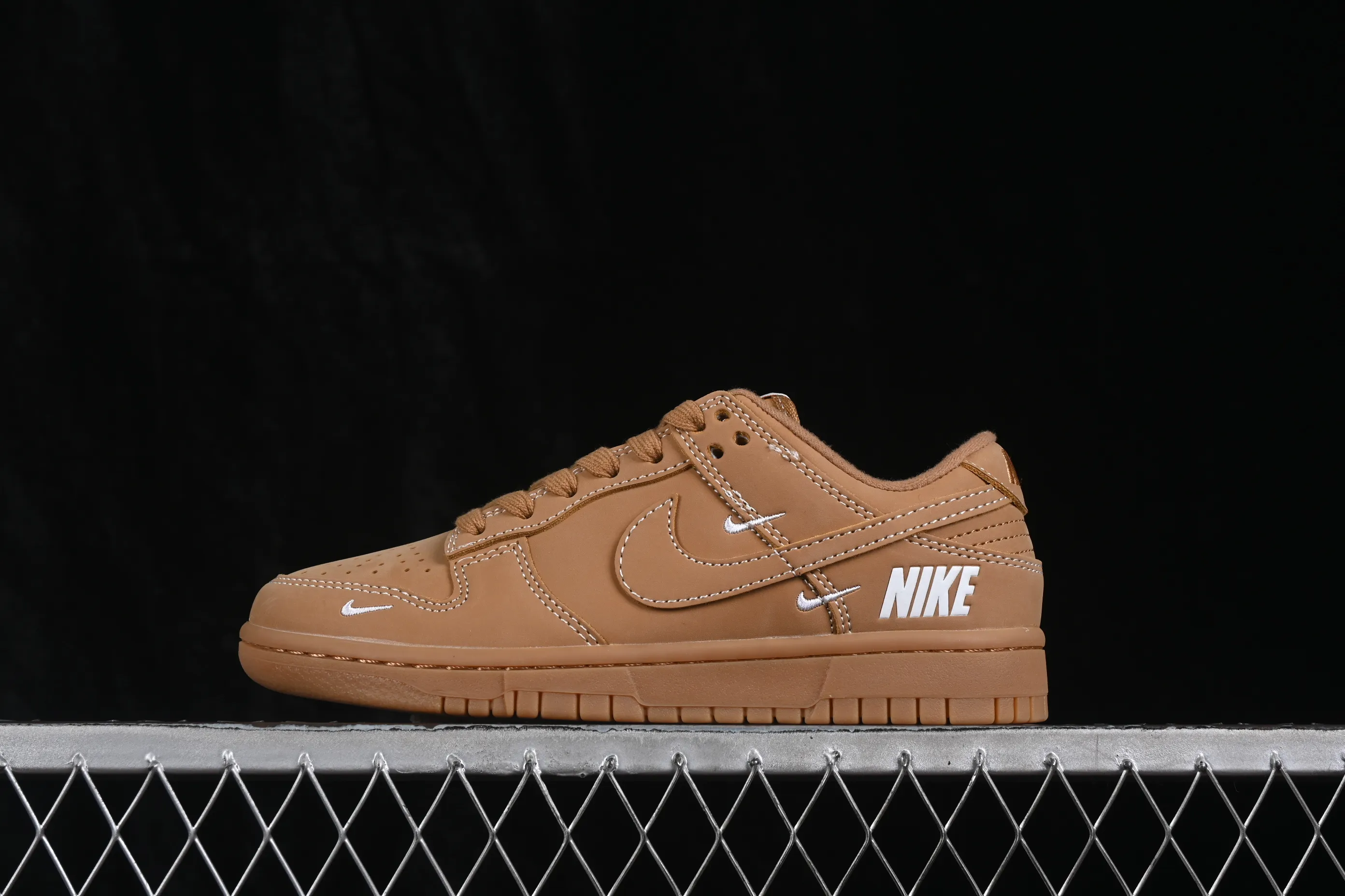 All categories Nk SB Dunk Series Nk SB Dunk Low High-end customized low-top sneakers Nike SB Dunk Low Caramel Anniversary high-end customized low-top casual sneakers XX3168-305